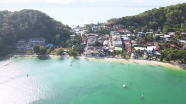 Drone tropikal deniz kıyısında uçuyor. Yeşil kireçtaşı tepeleri, Phuket, Tayland 'ın en güzel varış yeri. Asya 'da hayatınız boyunca en az bir kez ziyaret etmeniz gereken yerler. doğa videosu