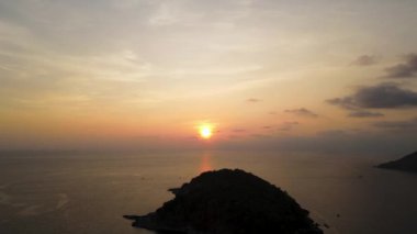 Laem Phromthep Phuket, en önemli turist seyahati. Tatil tatili. Popüler plaj günbatımı turizmi tropikal ada tatilinde. Peyzaj Adası Video 4k İHA 'sı.