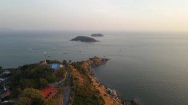Laem Phromthep Phuket, en önemli turist seyahati. Tatil tatili. Popüler plaj günbatımı turizmi tropikal ada tatilinde. Peyzaj Adası Video 4k İHA 'sı.