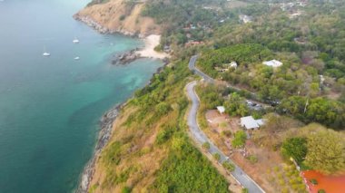 Bakış açısı, yel değirmeni Phuket, en önemli turist seyahati tatil tatili. Popüler plaj günbatımı turizmi tropikal ada tatilinde. Peyzaj adası video 4k drone. Bakış açısı, w