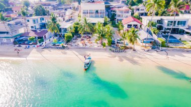 Plajın havadan görünüşü. Gözler için rahat. Yazın güzel sahil denizi ve açık deniz, Ao Yon Phuket Tayland 'da doğa çevre ve turizm arka planında iyileşiyor..