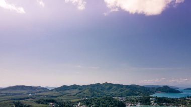 Gün batımında Ao Yon sahilinin havadan görüntüsü. Phuket, Tayland 'daki iskelenin yanında güzel bir yer.