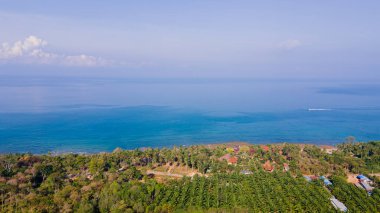 Yazın açık bir günde Kao Lanta, Krabi, Tayland 'ın yüksek açılı insansız hava aracı görüntüsü, aile seyahati için uygun. Yürüyüş turu