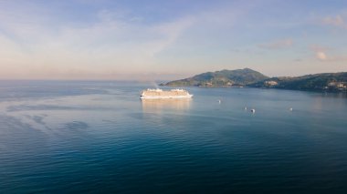 Phuket, Tayland, Patong Körfezi, Panoramic Nature Views Phuket, Tayland 'daki Patong kasabasının insansız hava aracı görüntüsü. Deniz yazın güzeldir, güneş parlar, sabah rahattır..