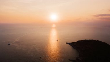 Phromthep Burnu, güzel doğal deniz manzarası Günbatımı manzarası, Phuket, Tayland 'da turistlerin ziyaret ettiği bir numaralı bakış açısı.