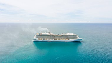 Asya 'nın en büyük yolcu gemisi olan Patong Sahili, Phuket, dağ ve deniz atmosferinin önünde bir İHA' dan yüksek açılı çekim..