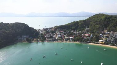 Drone tropikal deniz kıyısında uçuyor. Yeşil kireçtaşı tepeleri, Phuket, Tayland 'ın en güzel varış yeri. Asya 'da hayatınız boyunca en az bir kez ziyaret etmeniz gereken yerler. doğa videosu