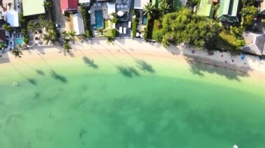 Drone tropikal deniz kıyısında uçuyor. Yeşil kireçtaşı tepeleri, Phuket, Tayland 'ın en güzel varış yeri. Asya 'da hayatınız boyunca en az bir kez ziyaret etmeniz gereken yerler. doğa videosu