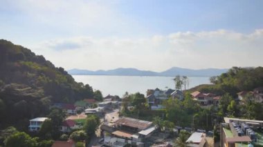 Drone tropikal deniz kıyısında uçuyor. Yeşil kireçtaşı tepeleri, Phuket, Tayland 'ın en güzel varış yeri. Asya 'da hayatınız boyunca en az bir kez ziyaret etmeniz gereken yerler. doğa videosu