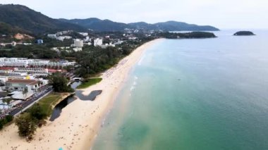 Drone Video High, Kata Sahili, Karon, Phuket, Tayland 'daki güzel plaj, dinlenmek için mükemmel bir yer. Tatil yapan, güneşlenen, su oyunları oynayan aileler için..