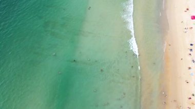 Drone Video High, Kata Sahili, Karon, Phuket, Tayland 'daki güzel plaj, dinlenmek için mükemmel bir yer. Tatil yapan, güneşlenen, su oyunları oynayan aileler için..