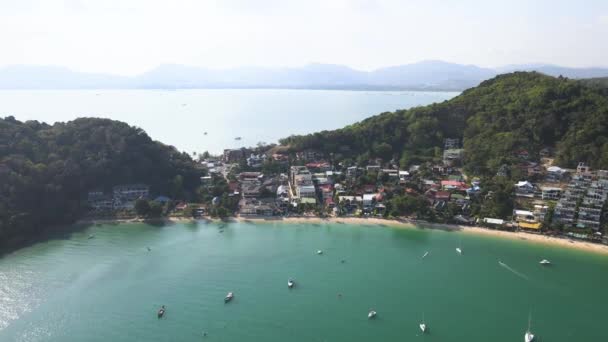 Drönaren Flyger Över Den Tropiska Havskusten Gröna Kalkstensberg Phuket Thailands — Stockvideo