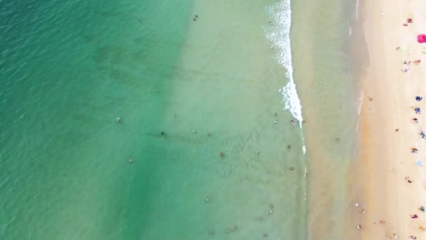 无人机视频高角镜头拍摄的卡塔海滩 美丽的海滩在普吉 完美的地方放松 日光浴 水上运动的家庭 — 图库视频影像