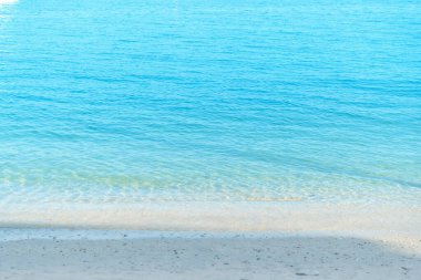 Gün batımında bulutlu mavi gökyüzü. Rengi değişmiş. Patong Phuket Tayland 'da gökyüzü dokusu, soyut doğa geçmişi