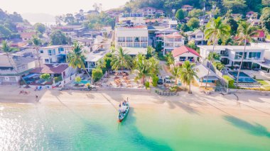 Plajın havadan görünüşü. Gözler için rahat. Yazın güzel sahil denizi ve açık deniz, Ao Yon Phuket Tayland 'da doğa çevre ve turizm arka planında iyileşiyor..