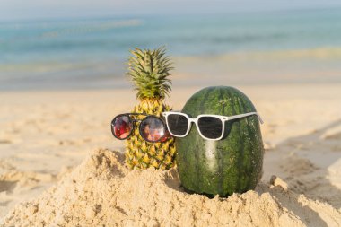 Plaj meyvesi turizminde ananas ve karpuzdan yapılmış meyveli adam sağlık için komik ve şirin güneş banyosu meyveleri. Kutlama yemeği. Yaz yolculuğu konsepti. ziyaret için beyaz arkaplan tasarım daveti