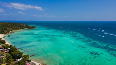 Denizin yüksek açılı manzarası, Koh Phi Phi, büyük bir turistik cazibe. Güneşi içine çek ya da macera gezisine çık. Yürüyüşe çık ve beyaz sahil dağlarıyla fotoğraf çek..