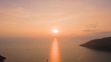 Phromthep Burnu, güzel doğal deniz manzarası Günbatımı manzarası, Phuket, Tayland 'da turistlerin ziyaret ettiği bir numaralı bakış açısı.