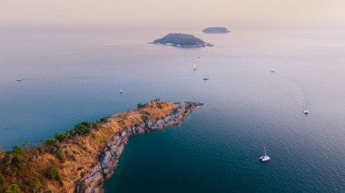 Phromthep Burnu, güzel doğal deniz manzarası Günbatımı manzarası, Phuket, Tayland 'da turistlerin ziyaret ettiği bir numaralı bakış açısı.