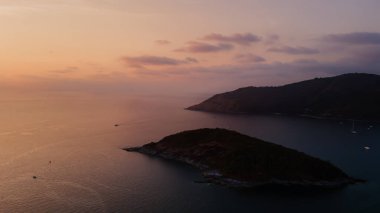 Phromthep Burnu, güzel doğal deniz manzarası Günbatımı manzarası, Phuket, Tayland 'da turistlerin ziyaret ettiği bir numaralı bakış açısı.