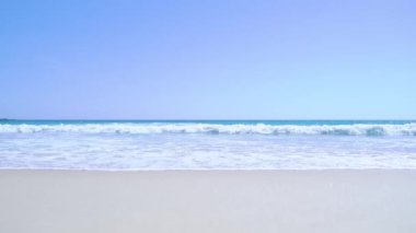 Kata Plajı Phuket Denizi, kum ve gökyüzü plaj manzarası bir yaz günü plaj bölgesinde yağmur bulutları Phuket, Tayland Video Klibi 'nde hava kitlelerini hareket ettiriyor.