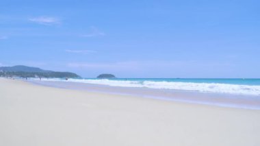Kata Plajı Phuket Denizi, kum ve gökyüzü plaj manzarası bir yaz günü plaj bölgesinde yağmur bulutları Phuket, Tayland Video Klibi 'nde hava kitlelerini hareket ettiriyor.