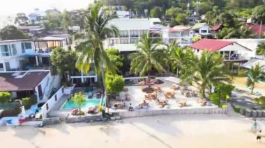 Drone tropikal deniz kıyısında uçuyor. Yeşil kireçtaşı tepeleri, Phuket, Tayland 'ın en güzel varış yeri. Asya 'da hayatınız boyunca en az bir kez ziyaret etmeniz gereken yerler. doğa videosu