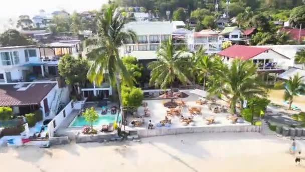 Drönaren Flyger Över Den Tropiska Havskusten Gröna Kalkstensberg Phuket Thailands — Stockvideo