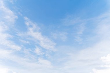 Bulutlu bir arka plan, sabahları açık mavi, tatillerde rahat, Phuket, Patong, Tayland.