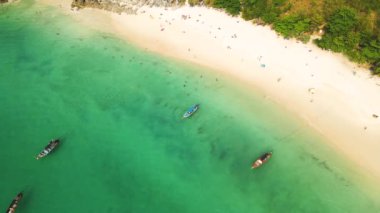 Özgürlük plajı, Patong Phuket, Tayland - Beyaz cennet kumsalı ve turkuaz berrak su ve granit taşları olan tropikal ada. Yüksek açılı drone videosu.