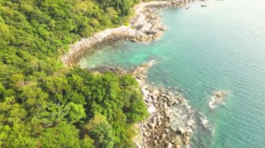 Freedom Beach, Kathu Patong, Phuket, Tayland, sabah 7 'de sabah güneşi, güzel berrak ışık, cennet adası, doğa, gözler kolay, yumuşak güneş ışığı, yüksek açılı drone..