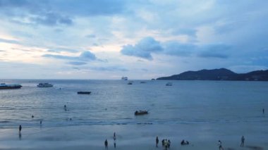 Freedom Beach, Kathu Patong, Phuket, Tayland, sabah 7 'de sabah güneşi, güzel berrak ışık, cennet adası, doğa, gözler kolay, yumuşak güneş ışığı, yüksek açılı drone..
