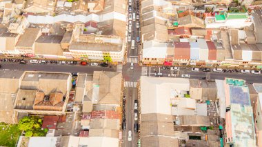 Hava görüntüsü, Phuket şehrinde uçan insansız hava aracı, Tayland. SinoPortugyese üzerinde insansız hava aracı. Phuket 'te bir pazar günü ve turistler yiyecek ve giyecek satan yerli tüccarlarla dolu eski sokaklara alışverişe gidiyorlar.