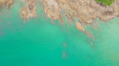 Hava görüntüsü, Phuket şehrinde uçan insansız hava aracı, Tayland. Pazar günü Phuket 'te Patong Plajı' nda insansız hava aracı ve turistler yerel tüccarlarla dolu bir sokakta alışveriş yapıyor, yiyecek satıyor ve insanlar deniz kenarında dinleniyor..
