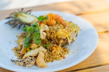 Ananaslı deniz ürünleri pilavı, deniz kenarındaki bir kafede iştah açıcı Sue Flamingo, Ao Yon Sahili, Phuket Tayland