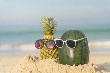 Plaj meyvesi turizminde ananas ve karpuzdan yapılmış meyveli adam sağlık için komik ve şirin güneş banyosu meyveleri. Kutlama yemeği. Yaz yolculuğu konsepti. ziyaret için beyaz arkaplan tasarım daveti