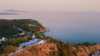 Phromthep Burnu, güzel doğal deniz manzarası Günbatımı manzarası, Phuket, Tayland 'da turistlerin ziyaret ettiği bir numaralı bakış açısı.