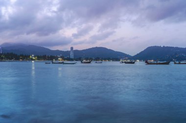 Gün batımında bulutlu mavi gökyüzü. Rengi değişmiş. Patong Phuket Tayland 'da gökyüzü dokusu, soyut doğa geçmişi