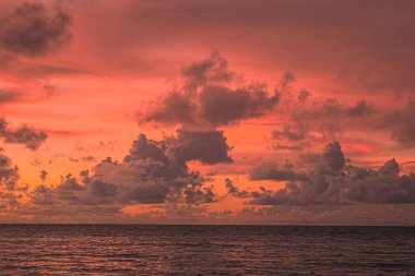 Kırmızı mor turuncu gün batımı gökyüzü kırmızı mor bulutlu arka plan koyu mor günbatımı bulutlu arka plan gece dramatik gün batımı gökyüzü Patong Phuket Tayland.