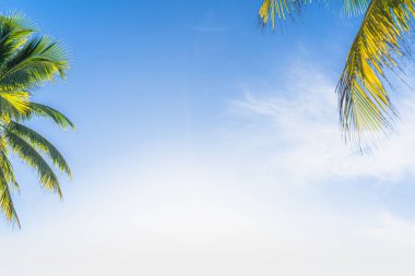 Beyaz bulutlu gökyüzü, göze hoş gelen, Patong Sahili, Phuket, Tayland arka planı.