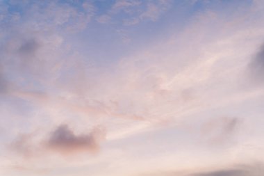 Karon sahilinde romantik bir gün batımı. Soyut doğa arkaplanı parlak ışık ışınları ve diğer atmosferik efektlere sahip günbatımı Phuket Tayland 'da renk farkı..
