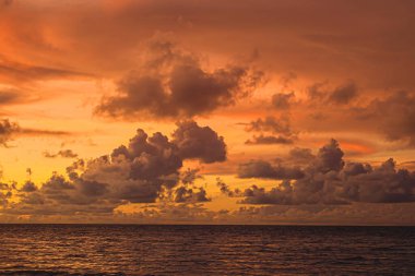 Kırmızı mor turuncu gün batımı gökyüzü kırmızı mor bulutlu arka plan koyu mor günbatımı bulutlu arka plan gece dramatik gün batımı gökyüzü Patong Phuket Tayland.