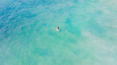 Cennet kumsalı Phuket Patong. Hava manzaralı inanılmaz özgürlük kumsalı küçük beyaz kumlu plaj mükemmel doğası olan. Beyaz dalga adanın etrafındaki kayaya çarptı. Yeşil orman huzurlu. yeşil deniz, manzara.