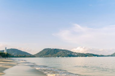 Mavi gökyüzü beyaz bulutlu, göze hoş gelen Patong Sahili, Phuket, Tayland arka planı.