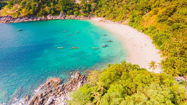 Cennet kumsalı Phuket Patong. Hava manzaralı inanılmaz özgürlük kumsalı küçük beyaz kumlu plaj mükemmel doğası olan. Beyaz dalga adanın etrafındaki kayaya çarptı. Yeşil orman huzurlu. yeşil deniz, manzara.