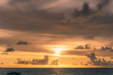 Karon sahilinde romantik bir gün batımı. Soyut doğa arkaplanı parlak ışık ışınları ve diğer atmosferik efektlere sahip günbatımı Phuket Tayland 'da renk farkı..