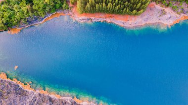 Eski Thap Taş ocağı, Tanga Mağarası, Thap Bölgesi, Phang Nga, Tayland 82180, İsviçre, Phang Nga Yeni Turist kontrol noktası, güzel mavi su, vadideki çam ormanı.