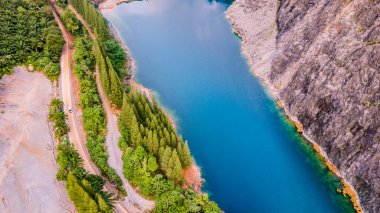 Eski Thap Taş ocağı, Tanga Mağarası, Thap Bölgesi, Phang Nga, Tayland 82180, İsviçre, Phang Nga Yeni Turist kontrol noktası, güzel mavi su, vadideki çam ormanı.