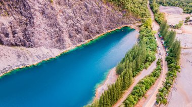 Eski Thap Taş ocağı, Tanga Mağarası, Thap Bölgesi, Phang Nga, Tayland 82180, İsviçre, Phang Nga Yeni Turist kontrol noktası, güzel mavi su, vadideki çam ormanı.