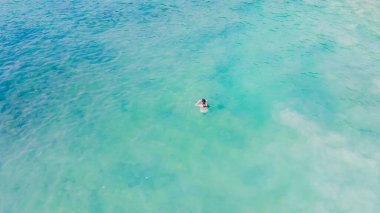 Cennet kumsalı Phuket Patong. Hava manzaralı inanılmaz özgürlük kumsalı küçük beyaz kumlu plaj mükemmel doğası olan. Beyaz dalga adanın etrafındaki kayaya çarptı. Yeşil orman huzurlu. yeşil deniz, manzara.